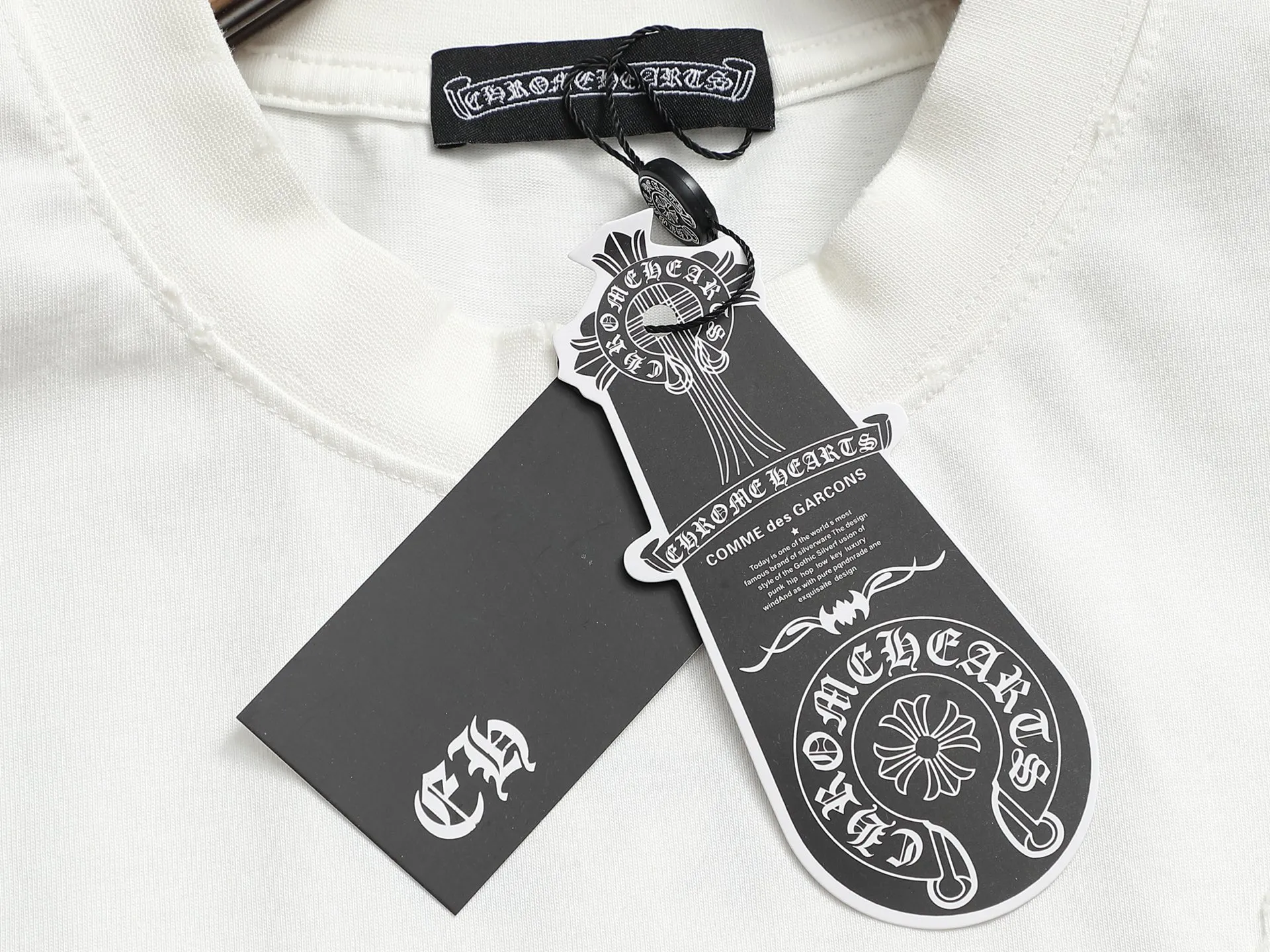 P210 𝗖𝗵𝗿𝗼𝗺𝗲 𝗛𝗲𝗮𝗿𝘁𝘀/Cro Heart 2025 Cross Patch Embroidery Summer New Original Single Counter American Acid Washed Distressed Laser Burnt Patch Embroidery Couple Casual Short Sleeve T-shirt 👑The highest version! Customized fabric 300g double yarn! American acid-washed and distressed original fabric laser burnt ✟appliqué embroidery and exquisite embroidery of letters! The best-selling model at the counter. It is very comfortable to wear. It is low-key yet luxurious. It is very classy when worn. The large size and tailoring are needless to say. The upper body is exquisite and vivid. 👍High-end first-class materials. A truly palace-level product. The cotton from Turkey is of outstanding quality. After heavy washing, the clothes are very soft! Not picky, the upper body is absolutely stylish and extremely luxurious. Auxiliary materials: The original model has been authenticated and labeled ➕100% silk washed with water label. Genuine purchase-grade original hangtag➕matching hanging rope➕3D hanging beads➕original packaging bag. Craftsmanship: The original version has consistent wiring! The highest version of the armhole matching technique! Countless times of pattern making to 100% restore the original appearance! The correct version is the same for men and women, super eye-catching, super good-looking, and super atmospheric! Color: White Black Size: S-XL